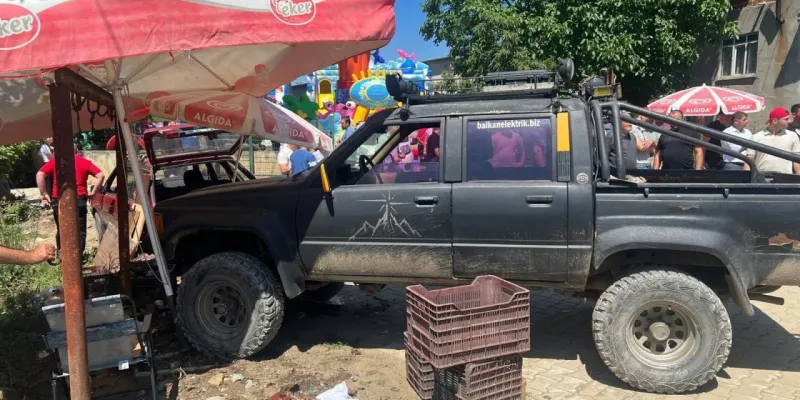 17 yaşındaki sürücünün kullandığı kamyonet, yol kenarında yürüyen 2 çocuğa çarptı