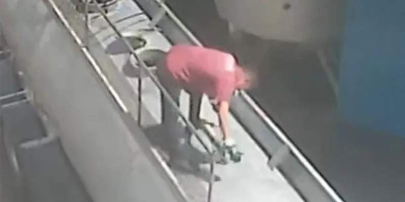 Ağzında sigara ile kapağını açtığı tankerde patlama oldu; o anlar kamerada