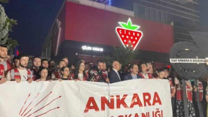 Akit TV binası önüne siyah çelenk bırakmak isteyen eylemcilere polis müdahalesi