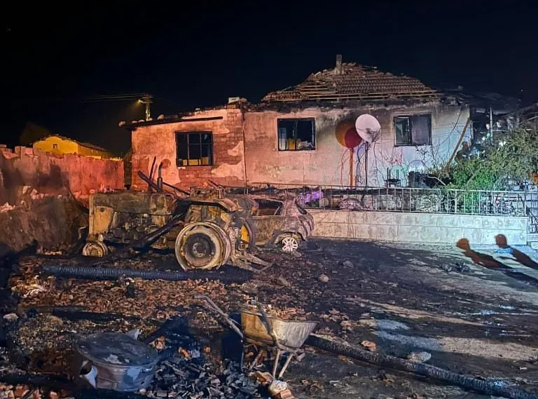 Amasya'da Garaj Yangını! Otomobil ve Traktör Kül Oldu