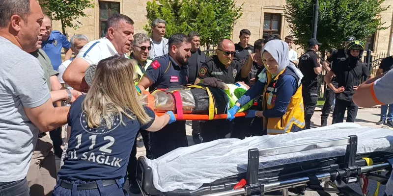 Amasya’da taksinin motosikletli polise çarptığı kaza kamerada