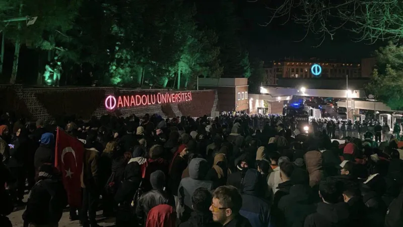 Anadolu Üniversitesi'nden aylar sonra öğrencilere soruşturma: "Rektörlüğü işgal girişimine öncülük etme" iddiası