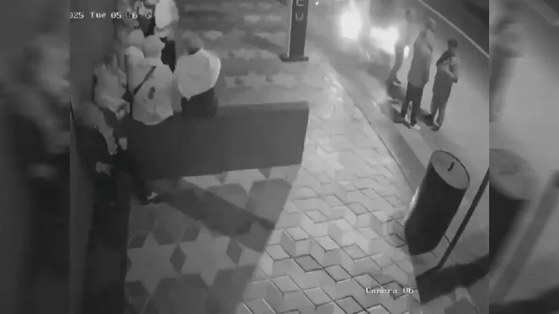 Ankara'da otomobil durağa daldı: 6 yaralı; kaza anı kamerada