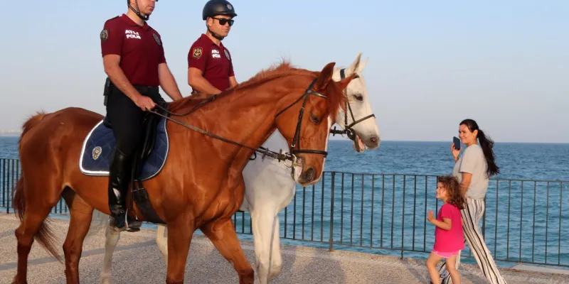 Antalya -sahilde Atlı Polisler Devriyede /video Eklendi