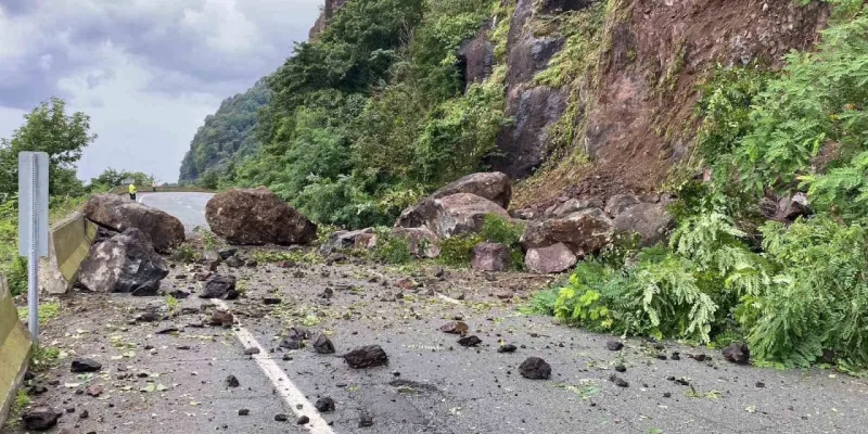 Artvin'de Heyelan! Sahil Yolu Kapandı mı? Son Dakika