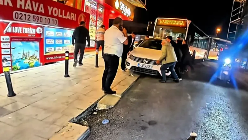 Avcılar'da hatalı park eden aracı vatandaşlar elleriyle kaldırdı