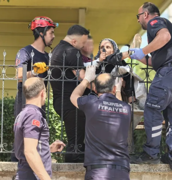 Bacağına saplanan korkuluk demiriyle hastaneye kaldırıldı