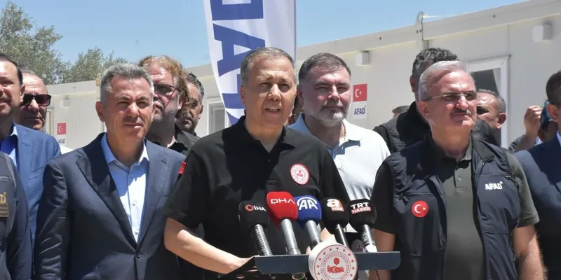 Yerlikaya'dan İzmir Yangını Açıklaması: Seferberlik Ruhu!