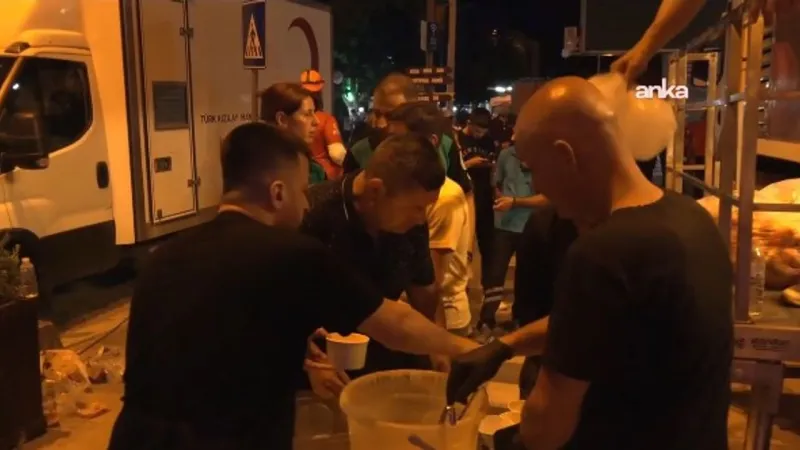 Balıkesir Sındırgı’da deprem sonrası halk geceyi dışarıda geçirdi