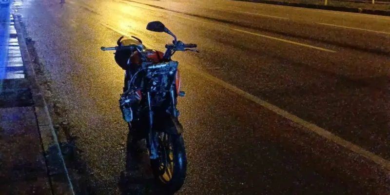 Bariyerlere çarpan motosikletli genç öldü