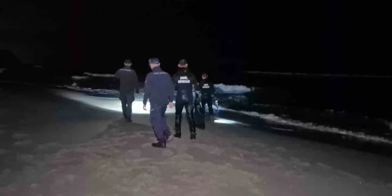 Bartın’da elbiseleri ile denize giren şahıs ekipleri harekete geçirdi