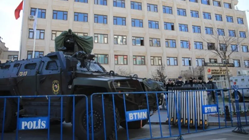 Batman'da kayyım sosyoloğu tuvalet temizlemede görevlendirdi!
