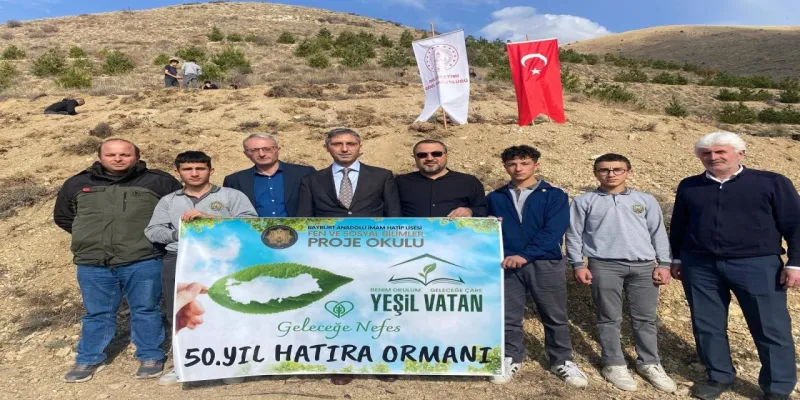Bayburt'ta Öğrencilerden Anlamlı Hatıra Ormanı!