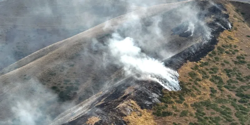Bayburt'ta Yangın Paniği! Köyde Örtü Yangını Kontrol Altında