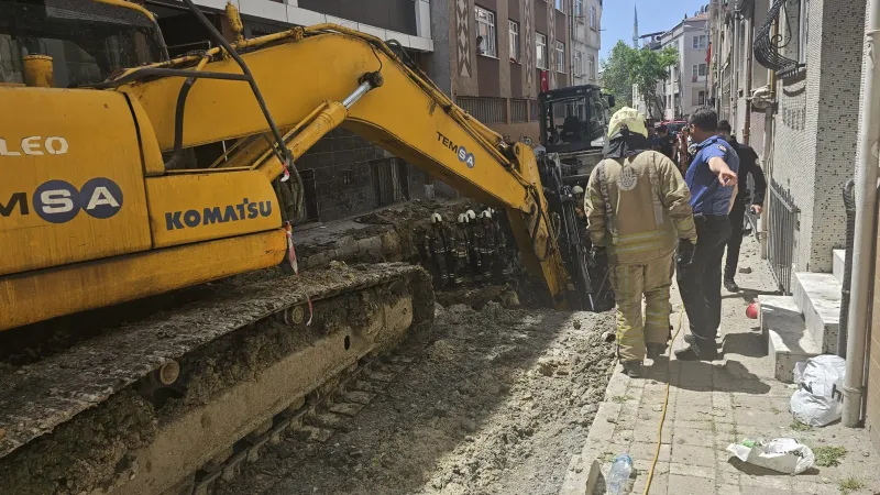 Bayrampaşa'da yol çöktü! 1 işçi sağ olarak çıkarıldı