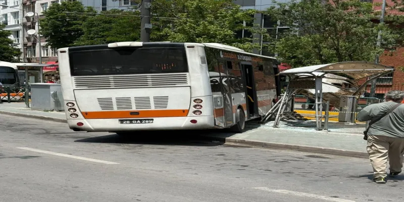 Eskişehir'de Otobüs Kazası! Tramvay Durağına Daldı, Yaralılar Var
