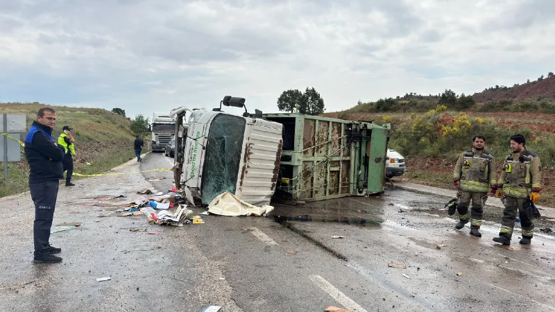 Belediyenin çöp kamyonu devrildi; 1 ölü, 1 yaralı