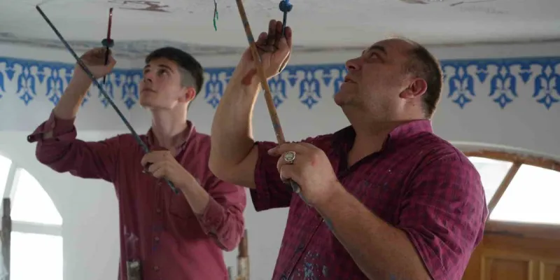 Beyaz duvarlara nakkaşlar el attı: Velişaban Camii nakış motifleriyle süsleniyor