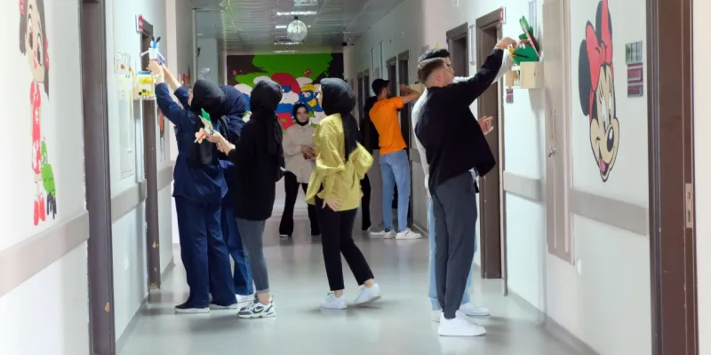 Bingöl’de Üniversite Öğrencileri, Hastane Duvarlarını Çocuklar İçin Boyadı