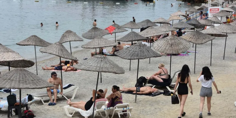 Bodrum'da Yaz Coşkusu! Sahiller Turist Akınına Uğradı
