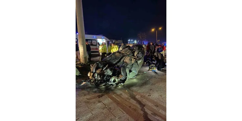 Bolu'da Kaza! Otomobil Elektrik Direğine Çarptı: İşte İlk Görüntüler