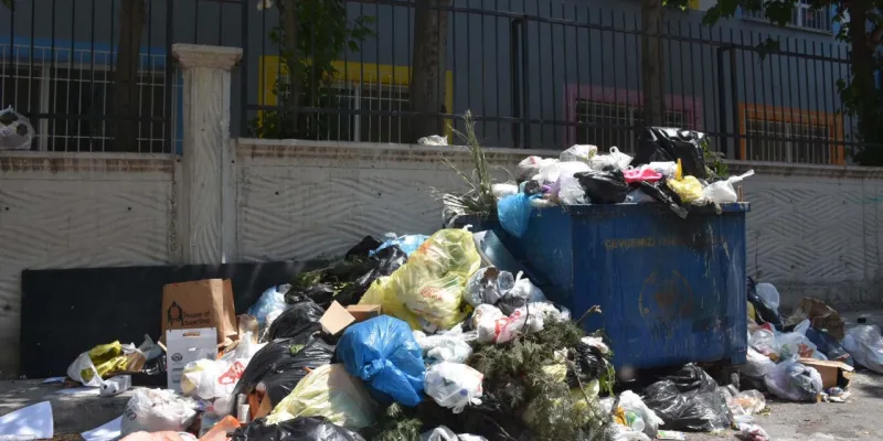 Buca'da Çöp Krizi! Grev Sokakları Çöplüğe Çevirdi