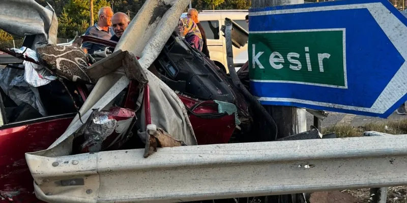 Bursa'da Feci Kaza! Otomobil Bariyerlere Ok Gibi Saplandı: 1 Ölü