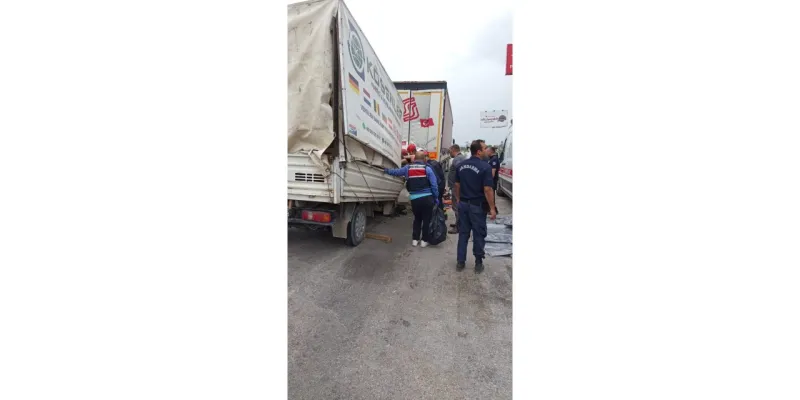 Bursa'da park halindeki araçlara çarpan kamyonetteki 2 kişi öldü; kaza kamerada