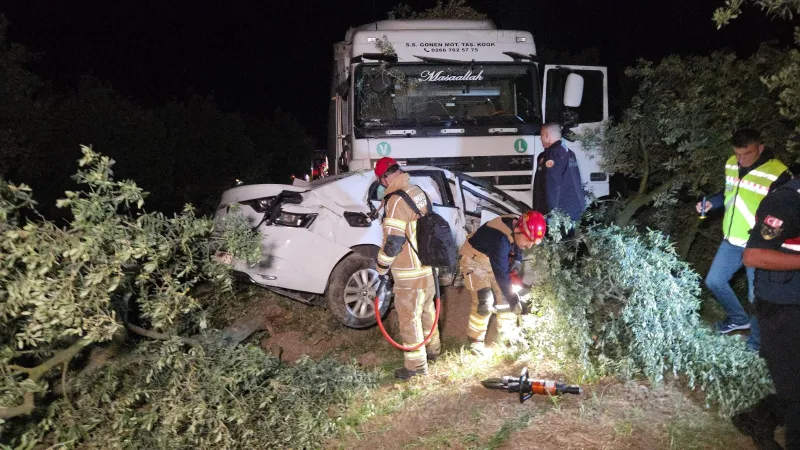 Bursa'da TIR otomobili biçti: 1 ölü