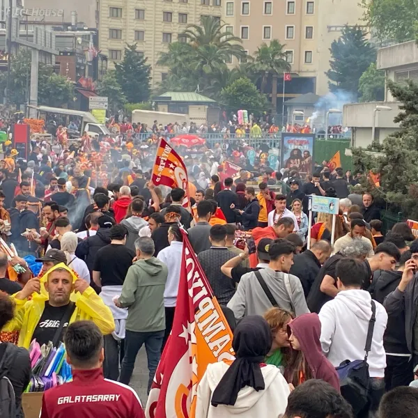 Yenikapı'da Şampiyonluk Coşkusu! Galatasaray Taraftarı Kutluyor