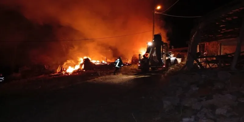 Çorum’da alevlere teslim olan ev, samanlık ve balyalar küle döndü