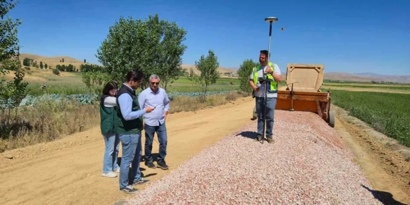 Demirözü’nde tarla içi yol yapım çalışmaları devam ediyor