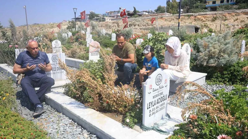 Deprem mezarlığında Babalar Günü burukluğu