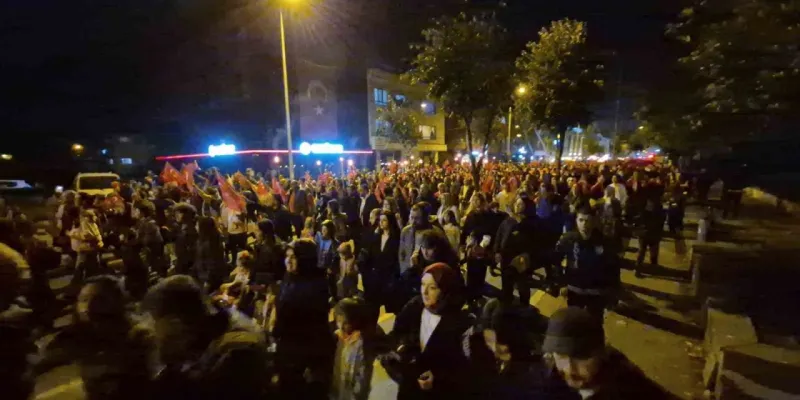 Düzce'de Cumhuriyet Bayramı Coşkusu: Fener Alayı ile Kutlama!