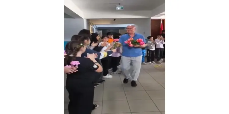 Emekli Olan Okul Müdürüne Öğrencilerinden Çiçekli, Müzikli Veda