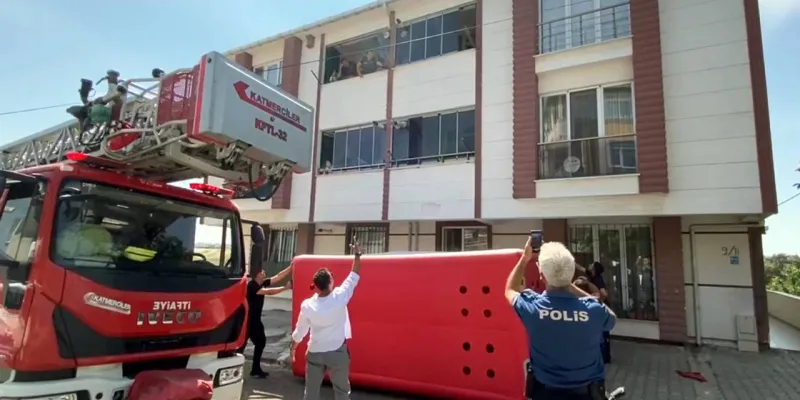 Eşine sinirlendi: 4 aylık oğlunu camdan atmaya kalktı