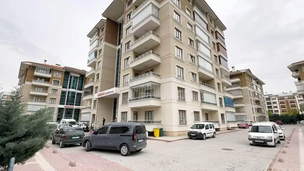 Eşini katledip başında bekledi