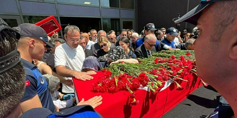 Ferdi Zeyrek İçin Belediye Önünde Tören (2)