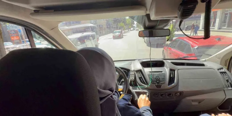 Düzce'de Fermuar Yöntemiyle Ambulansa Hayat Veren Yol!