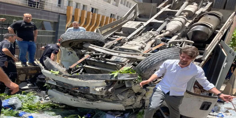 Freni boşalan kamyonet, taksi ve kaldırıma çarpıp takla attı: 4 yaralı