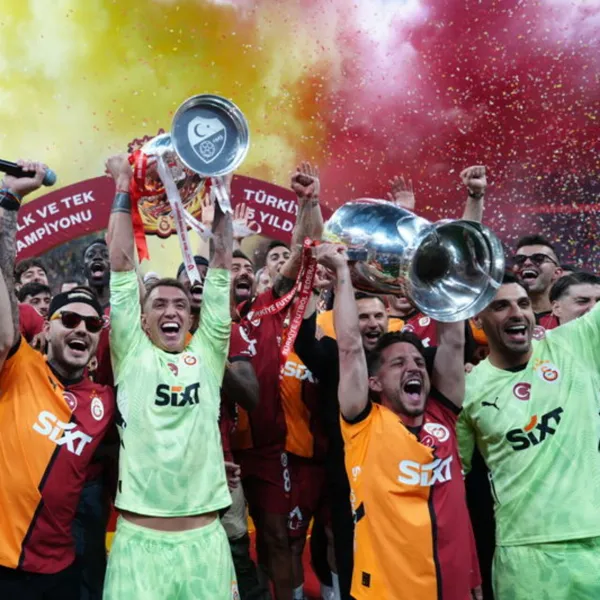 Galatasaray, şampiyonluk kupasını evinde kaldırdı