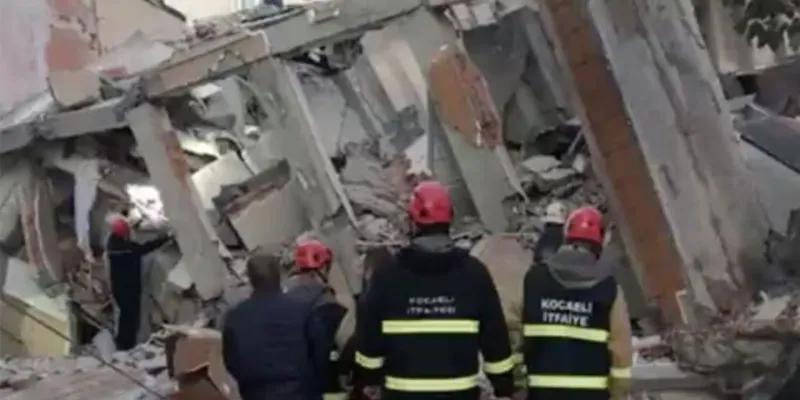 Gebze'de bina çöktü