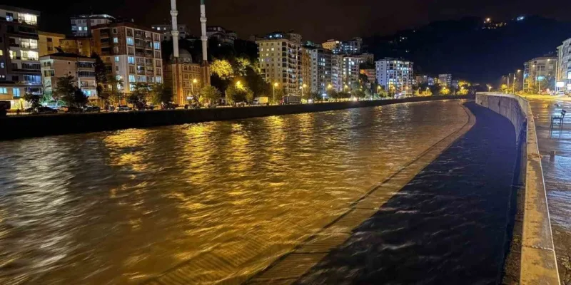 Giresun'da Şiddetli Yağış! Hayat Felç, Köyler Mahsur!