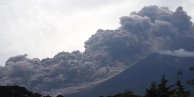 Fuego Yanardağı Alarmı! Guatemala'da Büyük Patlama