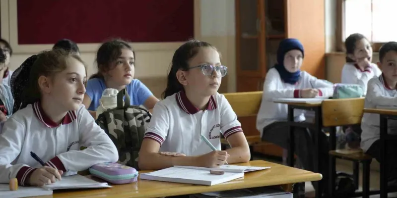 9 Yaşındaki Buğlem'den İşaret Diliyle İstiklal Marşı Şovu!