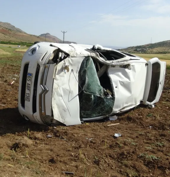 Hafif ticari araç, şarampole yuvarlandı: 1 ölü, 2 yaralı