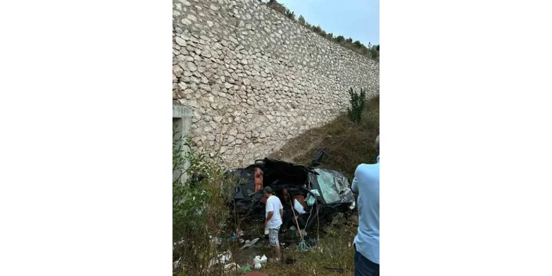 Hurdaya dönen otomobil iki kişiye mezar oldu