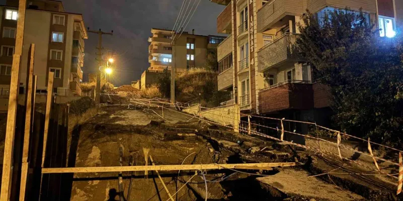 Karabük'te Yol Çöktü! İnşaat Faciası Mı? Son Dakika!