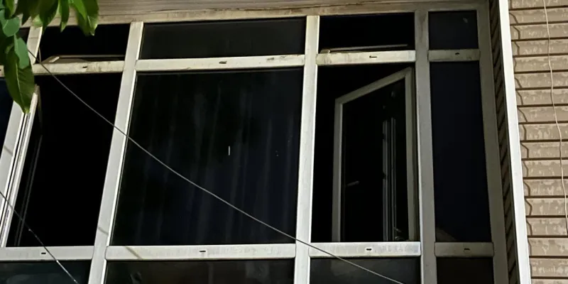 İş merkezinin 2'nci katında kilitli kalan alkollü kişi, pencereden inmek isterken düştü