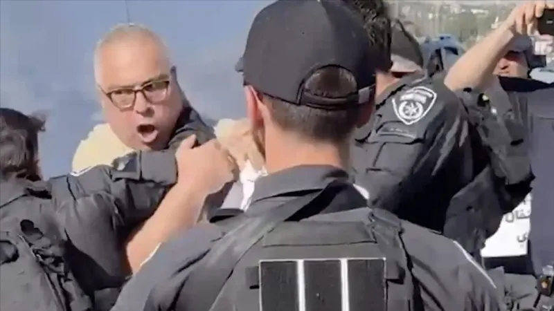 İsrail'de, Gazze'ye saldırıların durması için düzenlenen gösteride polis müdahalesi
